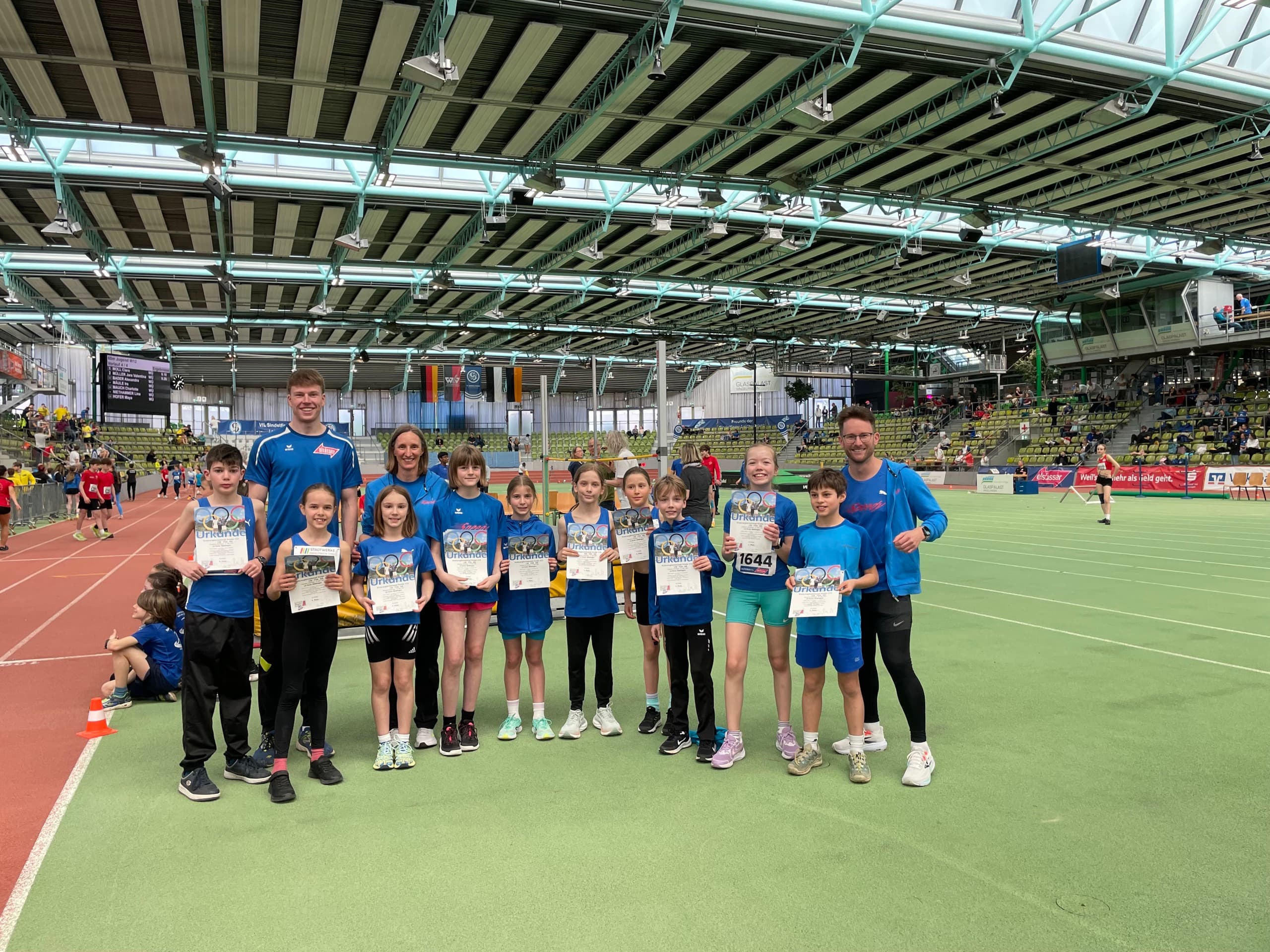Florian Burkhardt coaching a children's athletics group