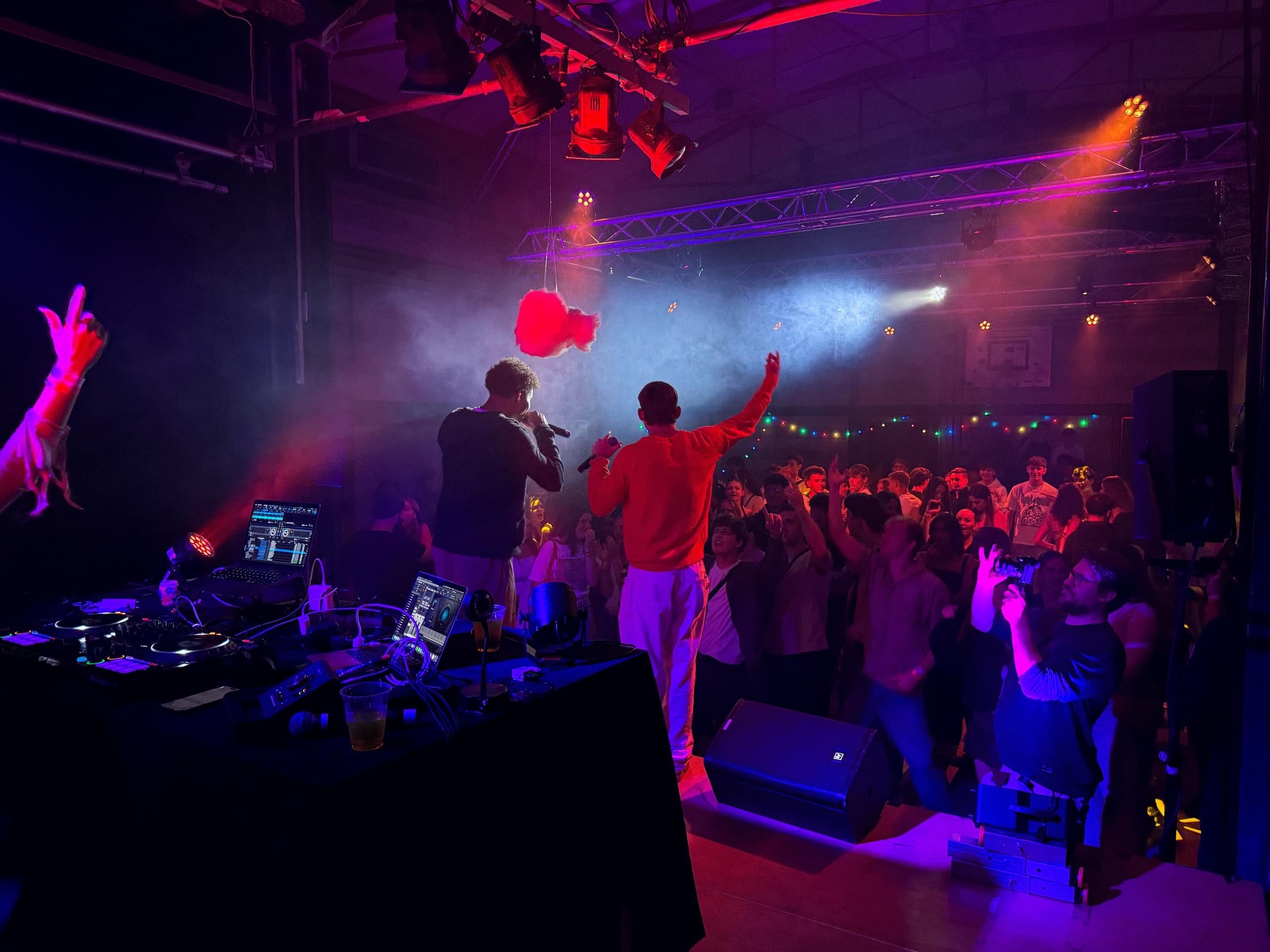 Live-Act auf der Bühne vor Publikum